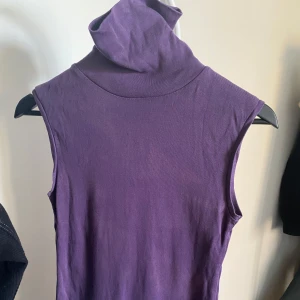 Lila topp - Superfin lila ärmlös topp. 