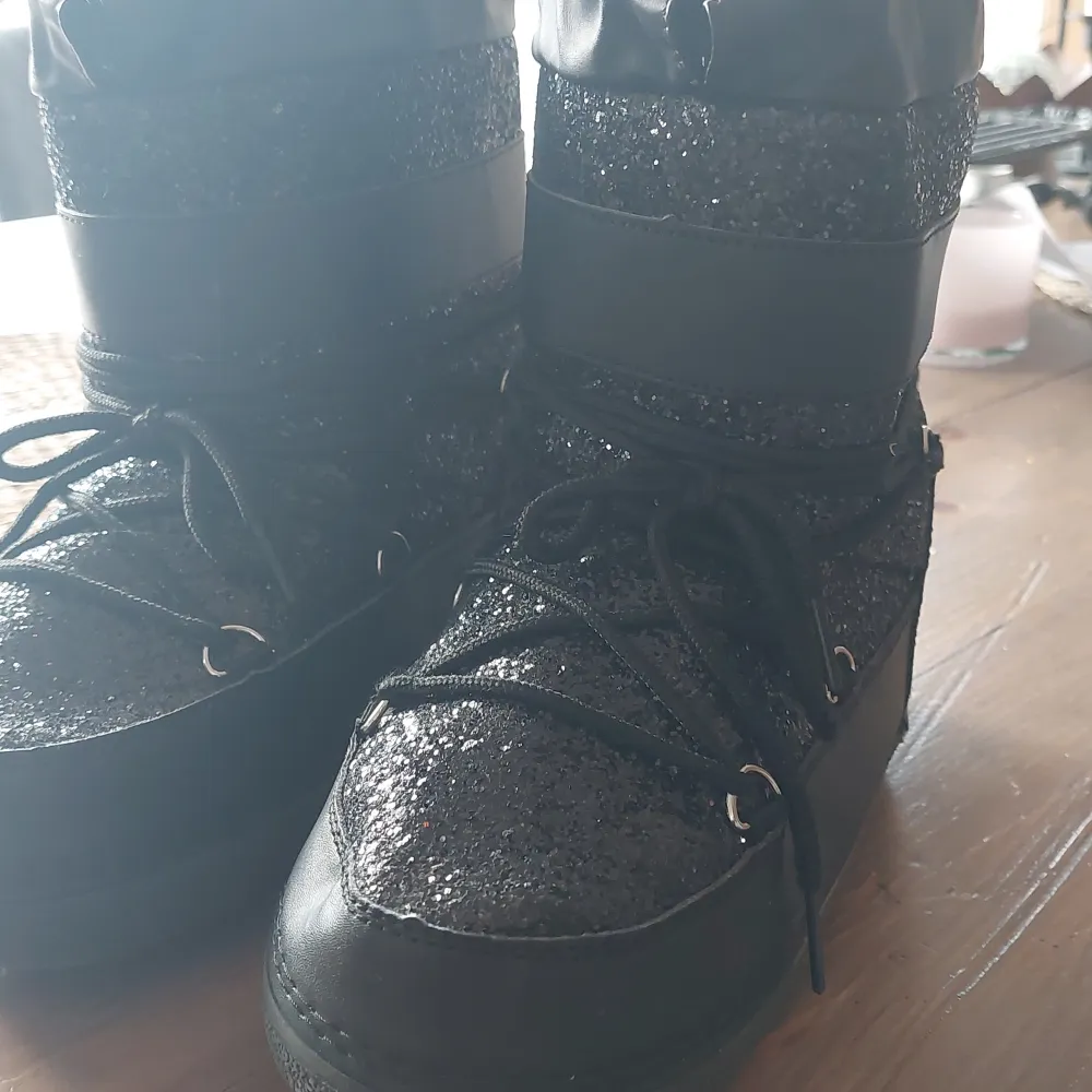 Moonboots köpta för 699kt säljer för 450, good deal♡♡ knappast använda.. Skor.