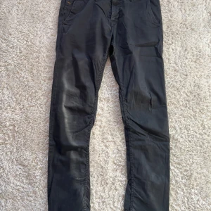 Mörkgrå/svarta chinos - Säljer ett par svarta chinos från Hugo boss med storleken 34/34. De är utmärkt skick. Hör av er vid minsta intresse. Pris inte hugget i sten.