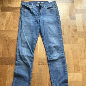 Levis tjej jeans - Säljer dessa riktigt snygga jeans från Levis! Märke: Levis  Storlek: 28