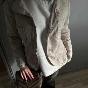 Armani jeans jacka  - Så snygg vintage jacka från Armani. Passar även som topp om man knäpper den och inte har något under!! Liten i storlek<3