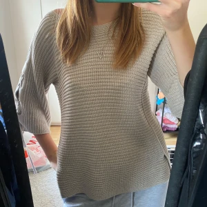 Stickad tröja  - Stickad tröja med knytning på ena armen🥰