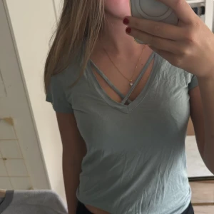 Skön detaljerad t-shirt - Jättefin T-shirt från Gina. Nyskick och knappt använd.