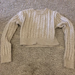 Stickad magtröja - Tröjan är super bekväm och sitter jättebra på kroppen och ger dig finaste kroppsformen! Tröjan är nästan helt oanvänd.