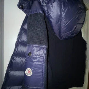 Moncler Cardigan Detachable hood - Endast använd en gång, fint skick. Mörkblå  Kan bjuda på frakten 💪 Pris kan diskuteras 💫