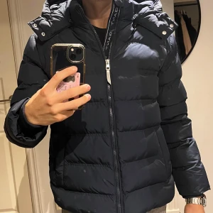 Vinter jacka - Säljer min snygga vinter jacka från GANT. Den är i mycket bra skick och i storlek 170 men jag har vanligtvis storlek S och den passar mig. Nypris ligger runt 2299kr. Skriv om ni undrar något och kom gärna med prisförslag!!