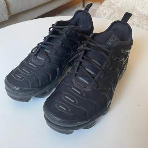 Ett par Nike Vapor Max skor som jag köpte för ett tag sedan som jag aldrig riktigt använde.   Storlek - 43