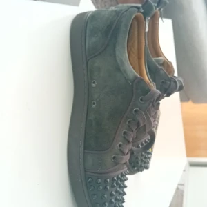 Lobutin  - Mina louboutin är lite smutsiga går att tvätta  har kvar alla spikar har boxen påsen och kvitto 