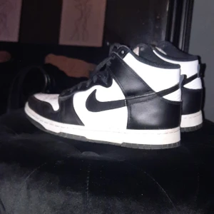 Nike panda dunks.  - Nästan aldrig använda. Svart vita nike skor. Finns kvitto på att de e äkta. 