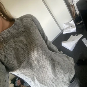 Grå stickad - Jag har användit den ett par gånger men den är felfri🙌 Säljer den eftersom jag inte får någon användning😁💕