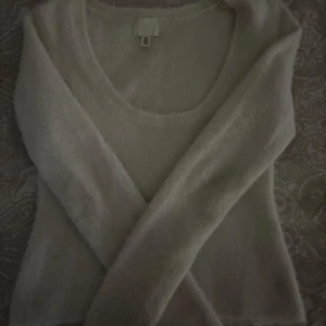 vit stickad topp - endast använd några gånger men i nyskick! 