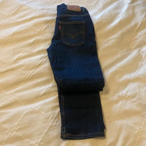 Levi’s 512 slim taper jeans - Skick: använda fåtal gånger inga märken eller hål Storlek: 164 cm 14 år Nypris: runt 550 