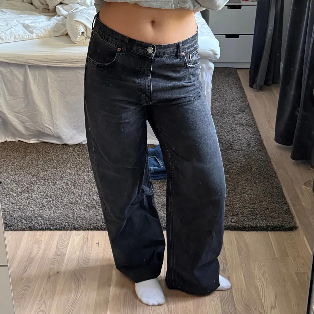 Super snygga svarta jeans från Zara! Jag har valt en större stl för att få de mer baggy🥰 byxorna är uppfollade längst ner men är långa på mig som är 171 cm! . Jeans & Byxor.