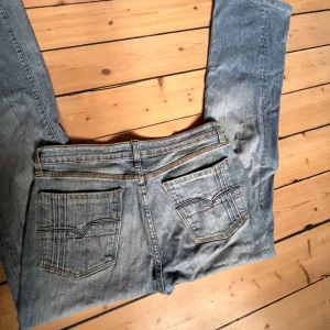 Lågmidjade jeans  - Snygga lågmidjade bootcut jeans med fina fickor. Säljer pga att dem inte riktigt passar mig. 💕pris kan diskuteras 