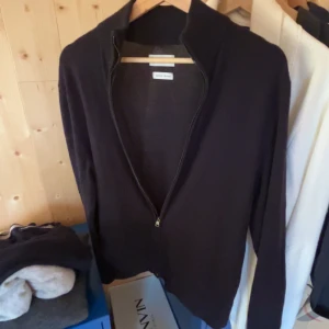 Full zip - Säljer nu en riktigt snygg full zip från Volt i färgen marinblå. Den säljs ej längre och är därför väldigt eftertraktad. 🙌🏼