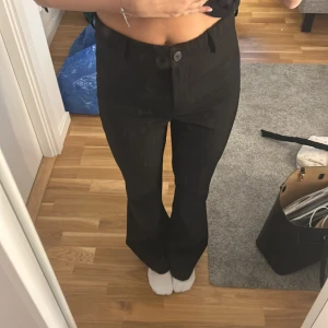 Kostymbyxor  - Säljer dessa kostymbyxor , inga framfickor men bakfickor som är stängda. Midrise-highrise men som ni ser på andra bilden så kan man bara vika ner kanten. Jag är 160cm och dom är kanske 2-3 cm för långa. ❤️Dom är från kidsbrandstore. Orginalpris 500kr