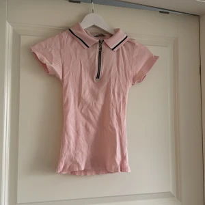 Rosa T-shirt  - Ej styrkt på bilden, inga fläckar. Aldrig använd. 