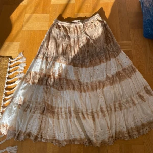Vacker hippie kjol - Fina mönster med gulddetaljer och luftigt material. Köpt på second hand! ❤️ 