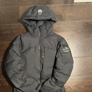 Sail racing jacka  - Tja säljer nu denna tvär fetta och sköna Sail Racing Antarctica vintner jackan som är perfekt för kallare dagar. Skick: 7/10.  