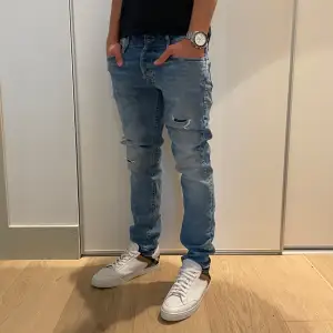 Hej! Vi säljer nu ett par extremt stilrena Jack N Jones Jeans | Strl: 30/32 Skick: 9/10 Retail: ca 1000kr | För ytterligare frågor är det bara att skriva 🌴