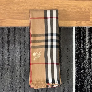 Burberry halsduk - Säljer min burbery halsduk då jag inte har använt den, OBS halsduken är köpt från panda siden därför e den billig.