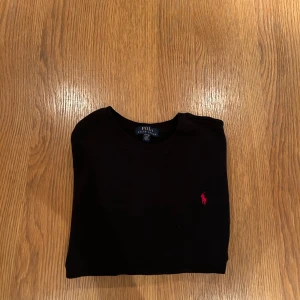 Polo Ralph lauren tjocktröja - Säljer en riktigt snygg polo Ralph lauren tjocktröja. Knappt använd så är i väldigt bra skick. Perfekt att köpa för hösten och vintern nu. Vid funderingar är det bara att skriva i dm! 
