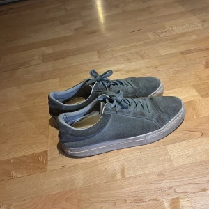 Vagabond skor  - Ett par stiliga vagabonds, skorna har används rätt så mycket men har fortfarande kvar liv och är rätt så bra skick ändå. Skorna är mocka med färgen ljusblå. Nypris på skorna är 1499 kr. 