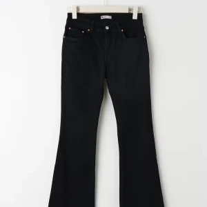 Svarta bootcut jeans - Snygga svarta bootcut jeans med klassisk femficksdesign och knappgylf. Säljs då de blivit för korta i benen. Väldigt bra skick skulle jag säga! 