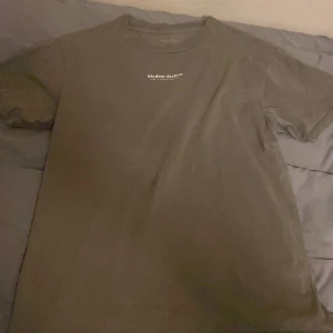 Tshirt från Jack & Jones - Säljer en snygg t-shirt från Jack & Jones Premium, Modern Archive. T-shirten har en enkel design med text på bröstet. Perfekt för en avslappnad stil. Storleken är L