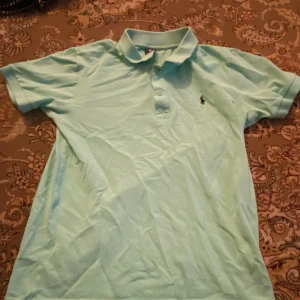 Ralph lauren tröja  - Tja säljer denna Ralph lauren tröjan för 250kr köpt för 800kr skick 10/10 den är ganska liten för mig 