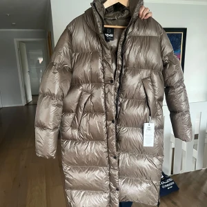 Beige dunjacka från 8848 Altitude - Beige dunjacka från 8848 Altitude. Jackan är i storlek 38 men är stor i storleken! Aldrig använd och prislappen finns kvar 😆
