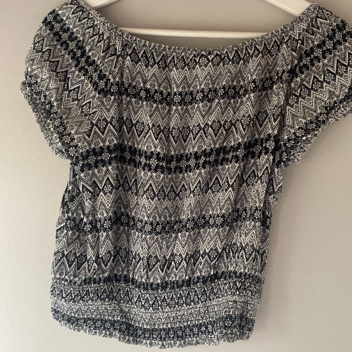 Mönstrad topp i svart och vit - 1