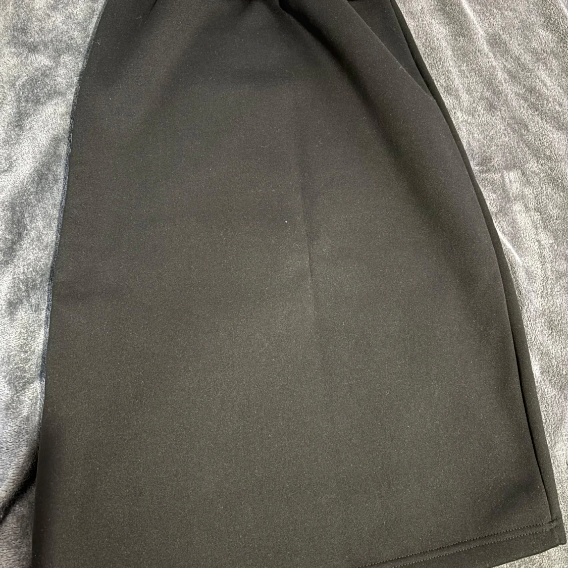 Svart hoodie med röd text - 3