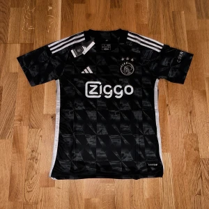 Ajax Amsterdam fotbollströja - Snygg Ajax Amsterdam fotbollströja 2023/24, helt oanvänd