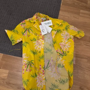 Kenzo skjorta - Köpt på johnells i somras för 2999kr. Helt oanvänd, prislappar osv sitter kvar. Säljes då den inte kom till användning :( Strl: 36. Klicka gärna köp nu, frakt samma dag, inga byten! 