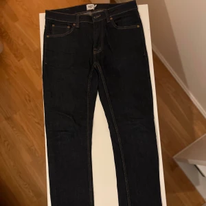 Mörkblå jeans från Lager 157 - Snygga mörkblå jeans från 157 modell slimmy med slim passform. Klassisk design med fem fickor och kontrastsömmar. Perfekta för en stilren look. Stl.32 34 knappt använda. 1tvätt