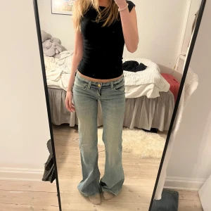 Ljusblå bootcut jeans lågmidjade - Snygga ljusblå bootcut jeans med låg midja. Från weekday och helt slutsålda, har endast använt de en gång så de är som i nyskick! Lite midnre i storleken men passar storlek 34. Är 163cm lång och de är lite långa på mig
