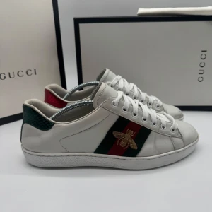 GUCCI ACE BEE - Gucci Ace Bee - Skick: 9/10 - Tillbehör: Påse från butik   - Storlek 40,5 - Nypris ca 7500kr - DeluxeCloset
