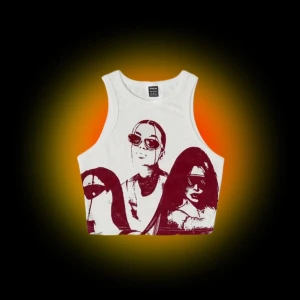 Vit linnetopp med tryck -  vit linnetopp från SHEIN med ett tryck i mörk röd nyans. Perfekt för en avslappnad stil med en touch av attityd. Pälsdjur och hö i hemmet!!!