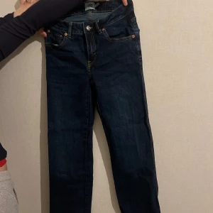 Mörkblå jeans - Snygga mörkblå jeans 