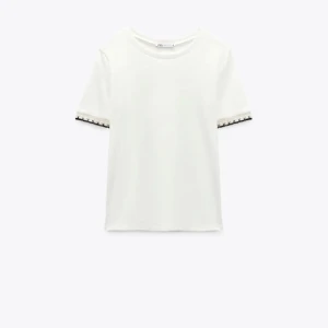 Vit slutsåld Zara topp!  - Säljer denna Zara toppen i toppen skick från Zara, då den ej kommer till användning längre!! Kom med prisförslag 🥰🥰