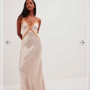 Långklänning med spetsdetaljer - Ljusrosa/champangefärgad långklänning med djup rygg. Sitter jättefint på och är endast använd 1 gång. Köpt för 799 kr och slut på hemsidan. Skriv om du har några frågor 🫶🏻