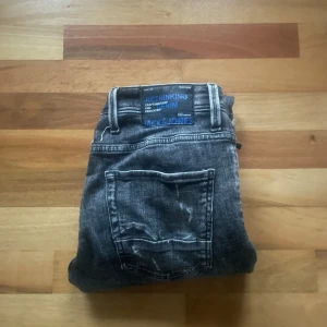 Jack & Jones Glenn Blair Slim fit Jeans - Nu säljer vi dessa feta jack & jones jeans! Aldrig använda och är i mycket gott skick. Det är slim fit passform, storlek 30 i midjan, 34 i längd. Pris: 550kr, Kontakta oss i DM om du har fler frågor!🤩