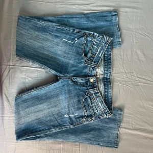 Lågmidjade jeans  - Snygga jeans från leegoo, midjemått-  ca 35 cm, Lårbredd ca 23cm, grenmått ca 16cm, innerbenslängd ca 72, total längd ca 92. 