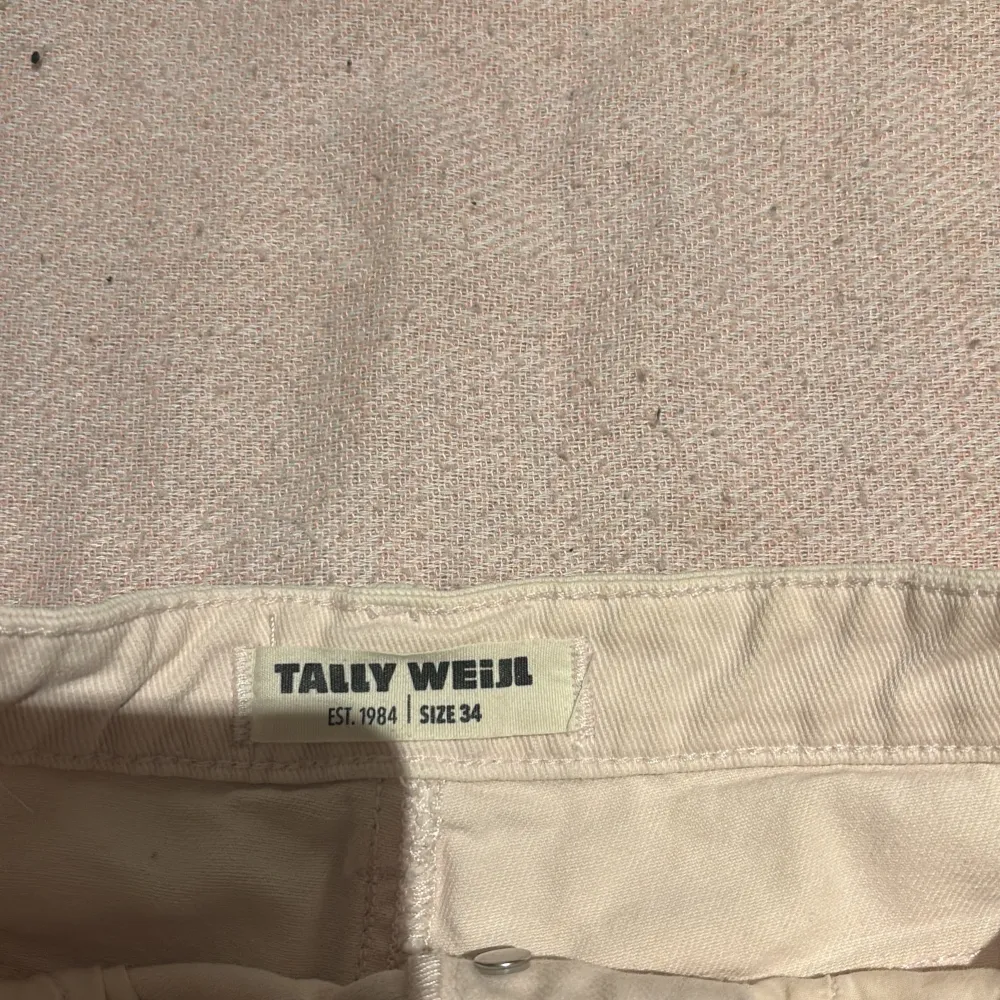 Snygga beige shorts från Tally Weijl med slitna detaljer och knappar framtill. Köpta i Spanien på en marknad men var tyvärr för stora! 🌟. Shortsit.