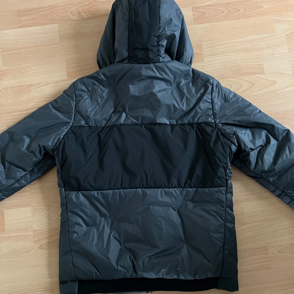 Svart och grå pufferjacka från Sail Racing - 90