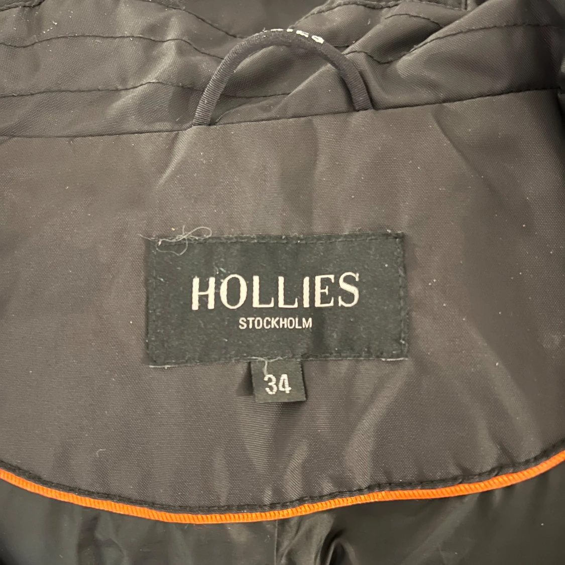 Svart jacka med pälsdetaljer - 93