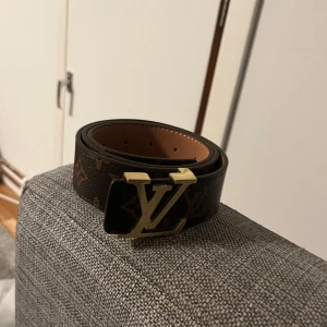Loui Vuitton bälte  - Brunt Loui Vuitton bälte med guldiga detaljer. 