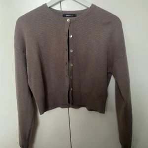 Kofta Gina tricot - Beige/ ljusbrun oanvänd kofta från ginatricot!