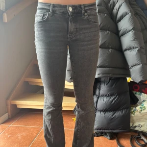 Grå jeans - Snygga grå jeans bootcut jeans. Säljer eftersom de är för små för mig💕💕 midjemått 32 innebenslängd 72!